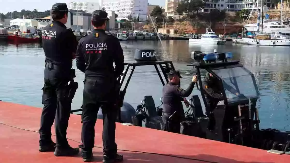 Agents de la unitat subaquàtica dels Mossos d'Esquadra amb una embarcació de la unitat marítima, el 20 de febrer del 2020