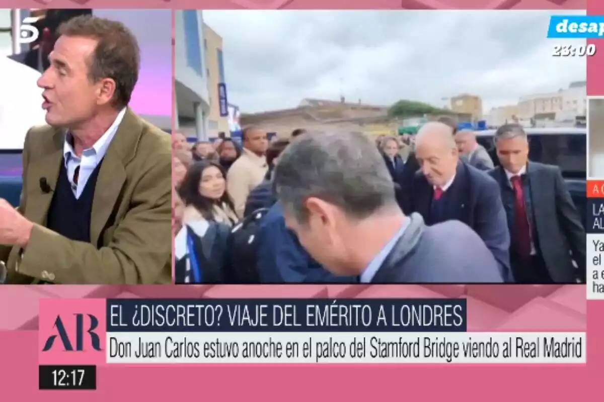 Un programa de televisión discute el viaje de una figura pública a Londres, mostrando imágenes de su llegada rodeado de personas.