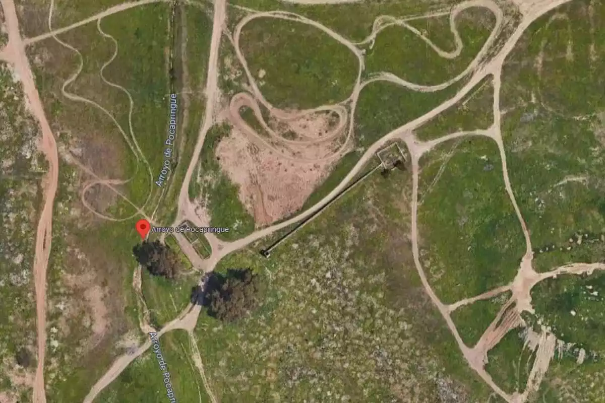 Vista aérea de un área verde con caminos de tierra y un marcador de ubicación que indica "Arroyo de Pocapringe".