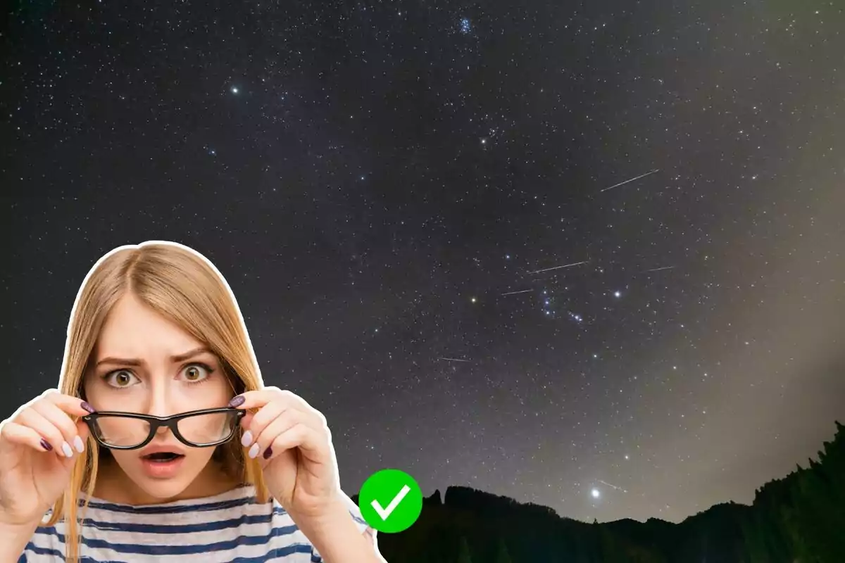 Una mujer con expresión de sorpresa sostiene sus gafas mientras observa un cielo estrellado con meteoros visibles.