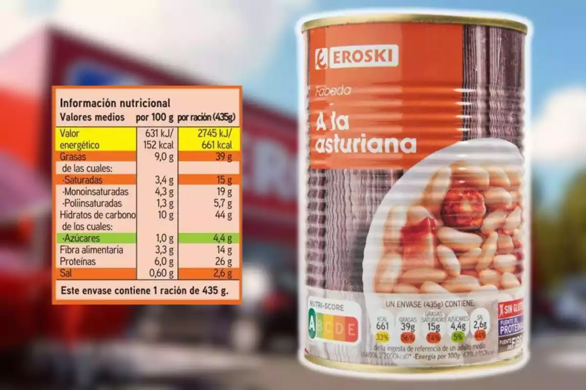 Lata de fabada asturiana de la marca Eroski con información nutricional detallada en la etiqueta, destacando el contenido energético, grasas, hidratos de carbono, azúcares, fibra alimentaria, proteínas y sal, además de un sistema de etiquetado Nutri-Score.