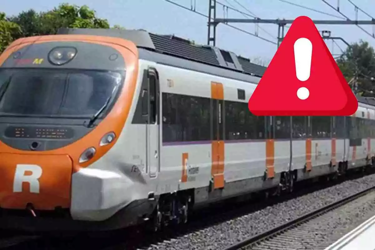 Un tren de cercanías en movimiento con un símbolo de advertencia en la parte superior derecha. Un tren de cercanías en movimiento con un símbolo de advertencia en la parte superior derecha.