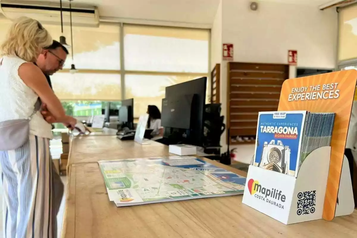 El mapa de Mapilife Tarragona encima de una recepción de un establecimiento comercial