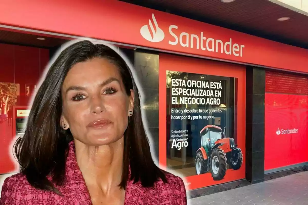 Una persona frente a una sucursal del banco Santander con un cartel que promociona servicios para el negocio agro.