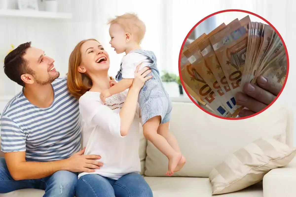 Una familia feliz en casa con un círculo que muestra billetes de euro.