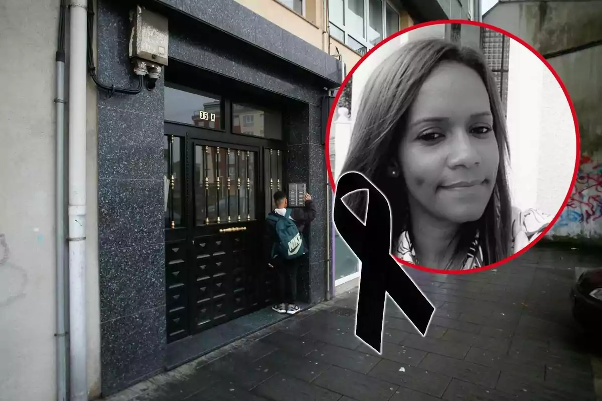 Un niño con mochila toca el timbre de un edificio con fachada oscura, mientras un recuadro muestra la imagen en blanco y negro de una mujer con un lazo negro de luto.