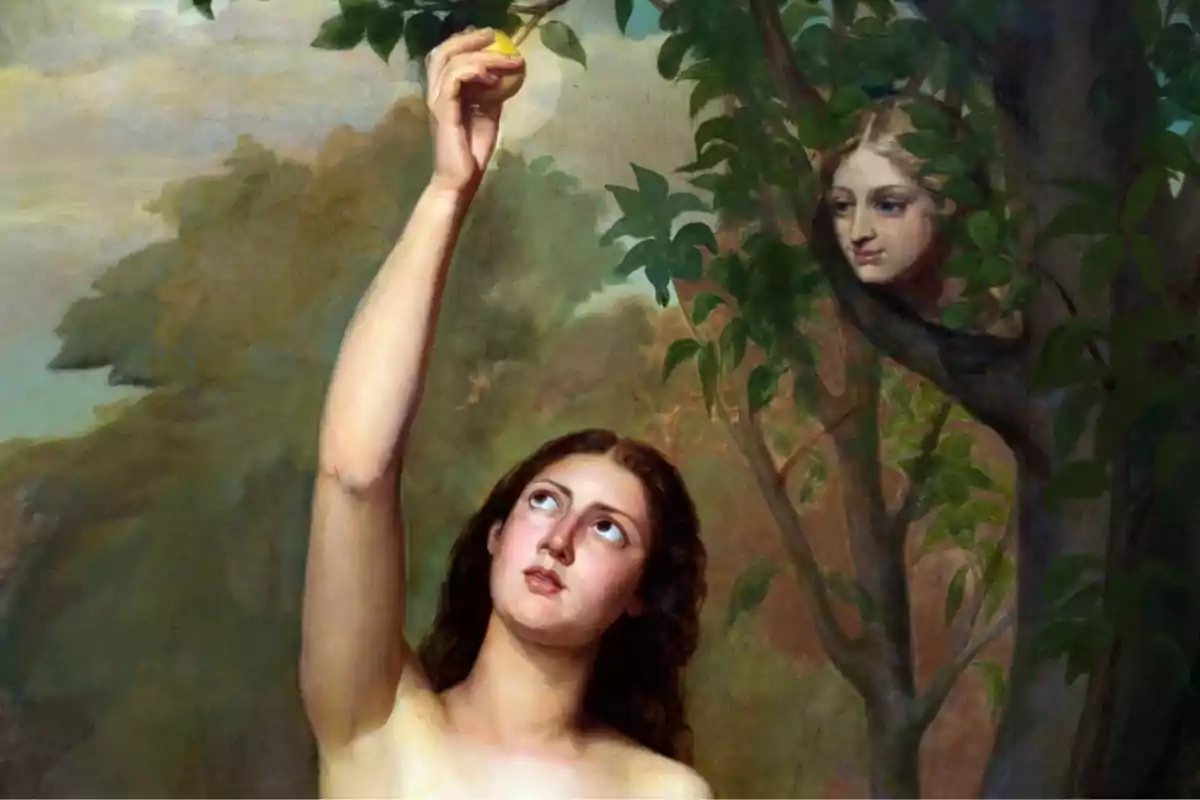 Una mujer desnuda estira su brazo para alcanzar una fruta en un árbol mientras otra figura la observa desde el follaje.