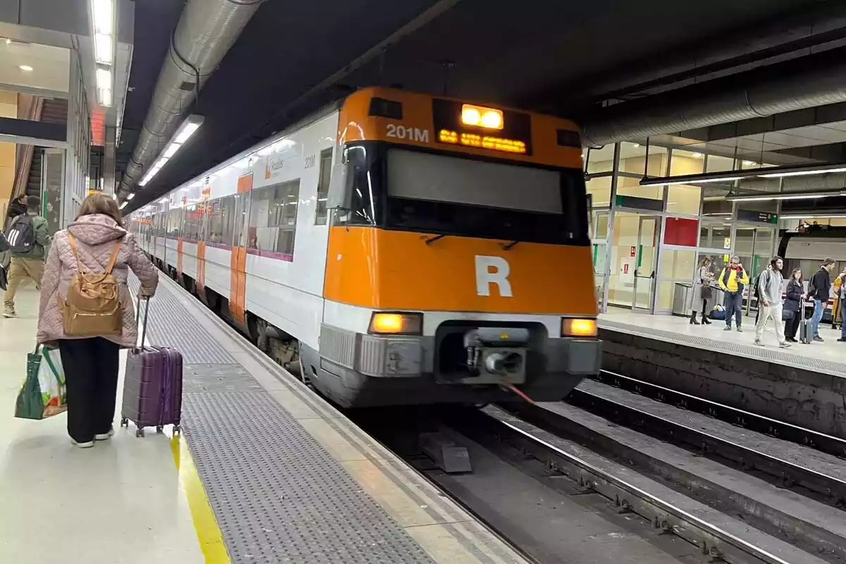 Imagen de un tren de Renfe en la estación de Sants de Barcelona